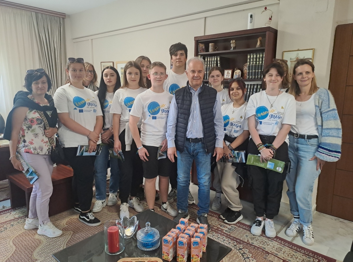 Αντιπροσωπεία μαθητών ERASMUS στον Δήμαρχο Τεμπών