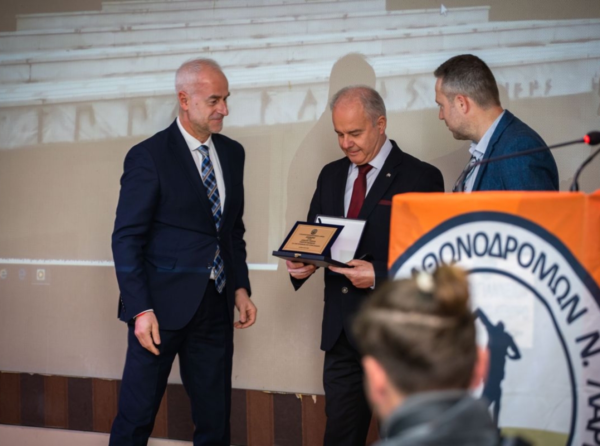 Βράβευση του Δημάρχου Τεμπών Γεωργίου Μανώλη από τον Σύλλογο Μαραθωνοδρόμων Νομού Λάρισας